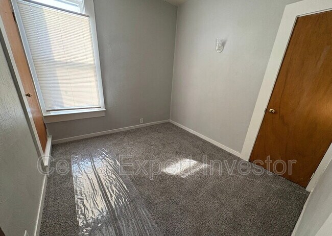 Building Photo - 2025 Pauline St