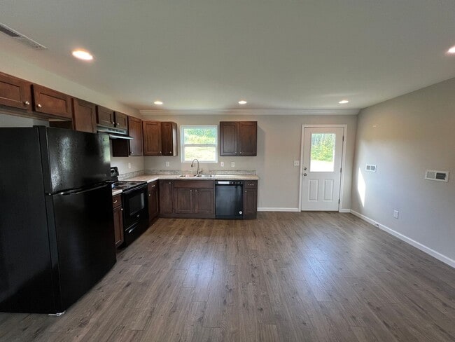 Building Photo - 3 bed 2 bath