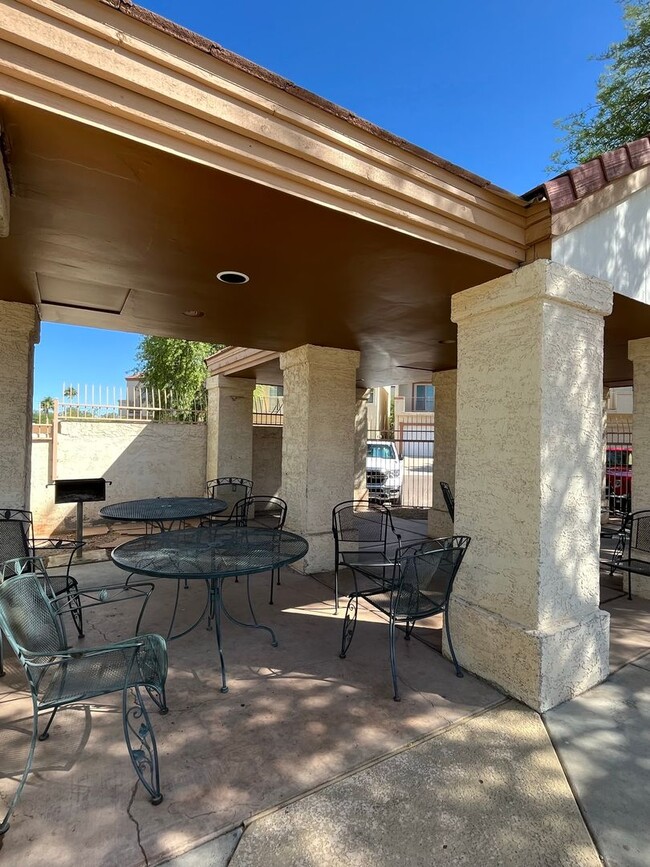 Building Photo - 2 Bedroom Townhome in the Stone Gate Commu...