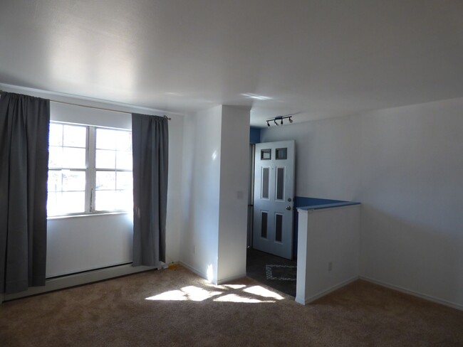 Building Photo - Cozy Townhome in North Longmont Rent inclu...