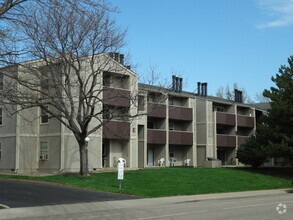 Building Photo - 512 E Monroe Dr