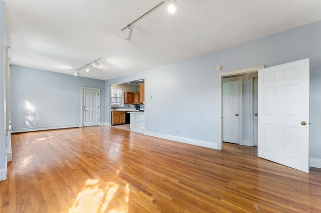 Building Photo - 42 Woodlawn St