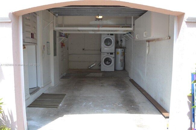 Building Photo - 1537 E Lake Ct