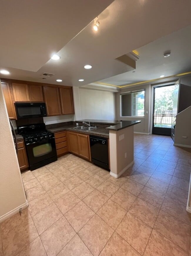 Building Photo - 838 Tarragon Ln