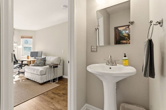 Building Photo - Stunning Fully Furnished Home in Roxborough Park!