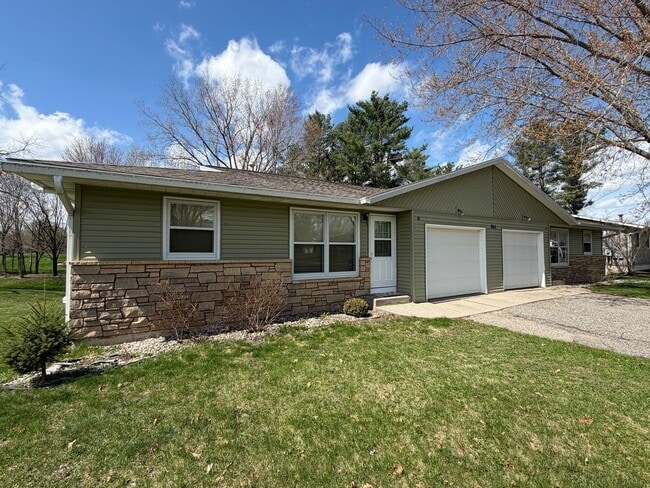 Building Photo - 2 Bed 1 Bath Side By Side Duplex in Port Edwards