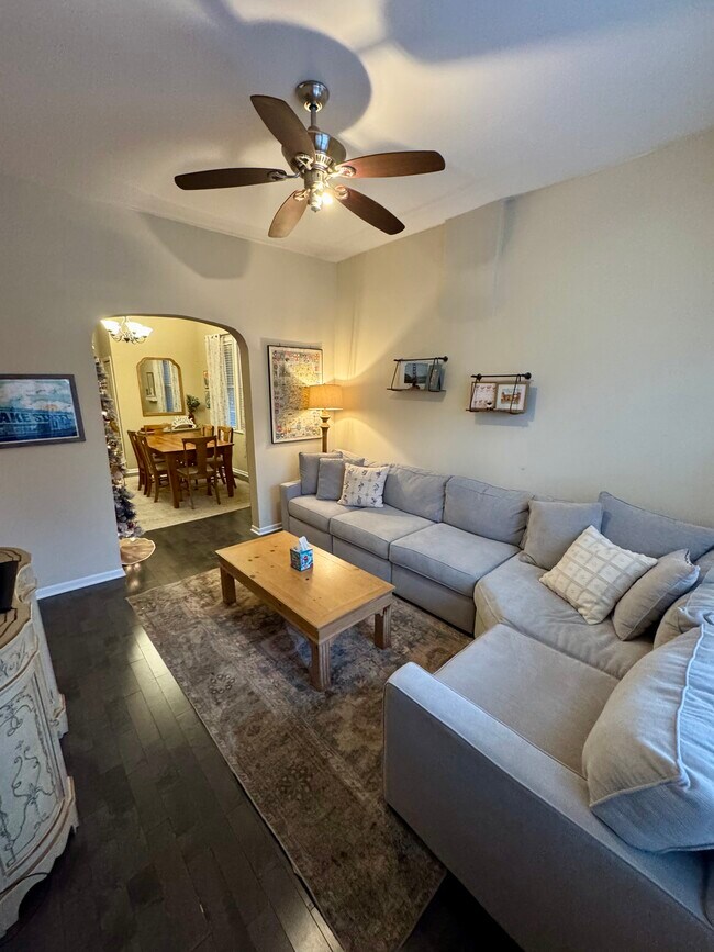 Building Photo - 2027 W Homer St