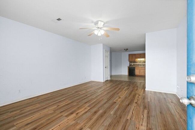 Building Photo - 504 Luxury Dr