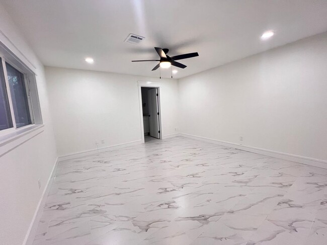 Building Photo - 20156 Russell Dr