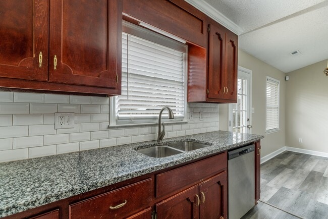 Building Photo - 220 Saddle Rock Ct