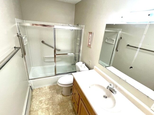 Building Photo - Downtown Furnished Two Bed Unit in Duplex-...