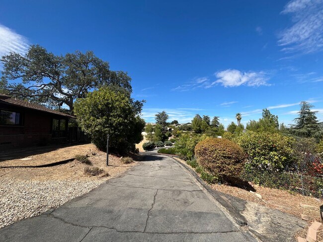Building Photo - 420 Fairview Ln
