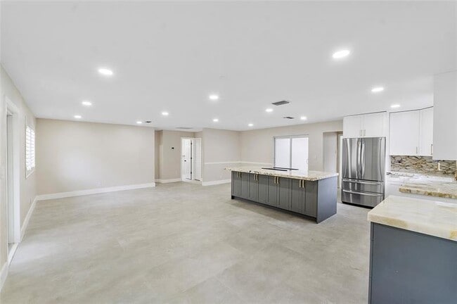 Building Photo - 828 Johnson St