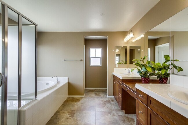 Building Photo - Beautiful Sky Ranch home with Spectacular Views!