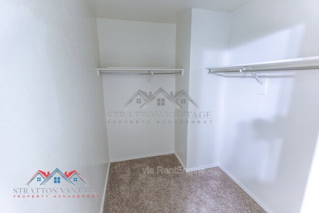 Building Photo - 5926 E Oasis Blvd