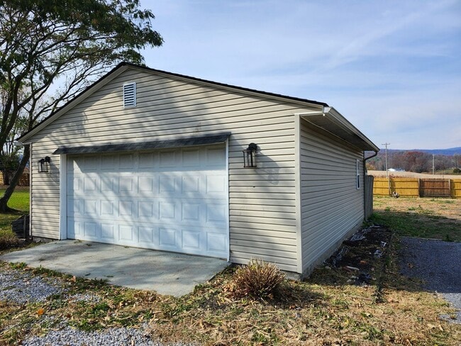 Building Photo - Large 4 BR, 2 Bath Country Home and Workshop