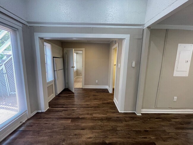 Building Photo - Cozy 1 Bedroom 1 Bath  Downstairs Unit Rea...