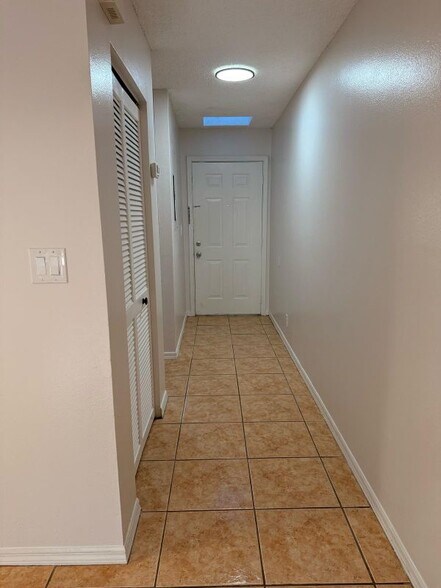 Building Photo - 387 Knox McRae Dr