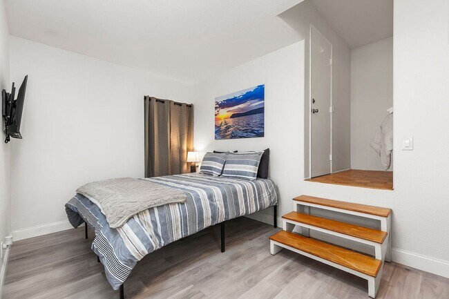 Building Photo - Charming comfy Studio in La Jolla Village!