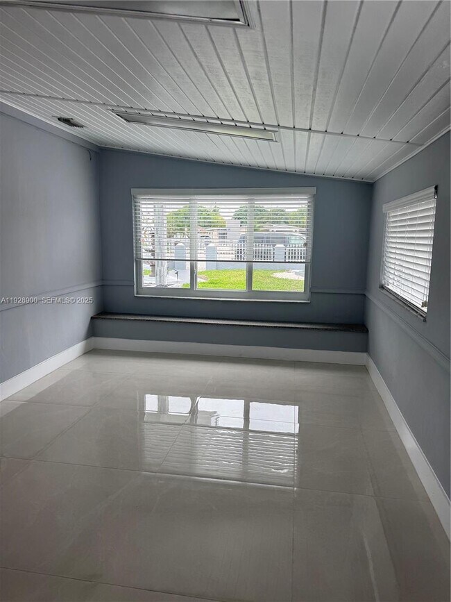 Building Photo - 881 Hialeah Dr