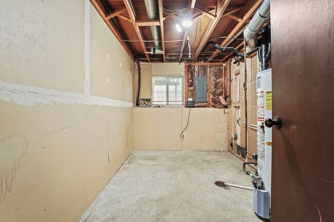 Building Photo - 422 E St Thomas More Way