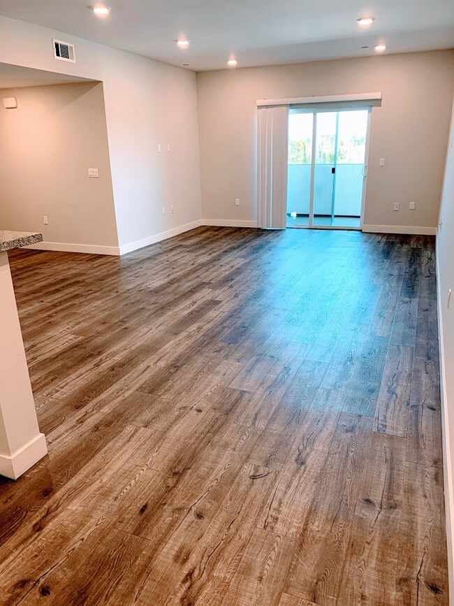 Building Photo - 14333 Roscoe Blvd