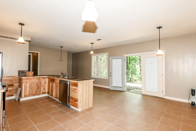 Building Photo - Beautiful 3 bedroom, 3 bath,  mother-in-law sweet with full kitchen in lower level.