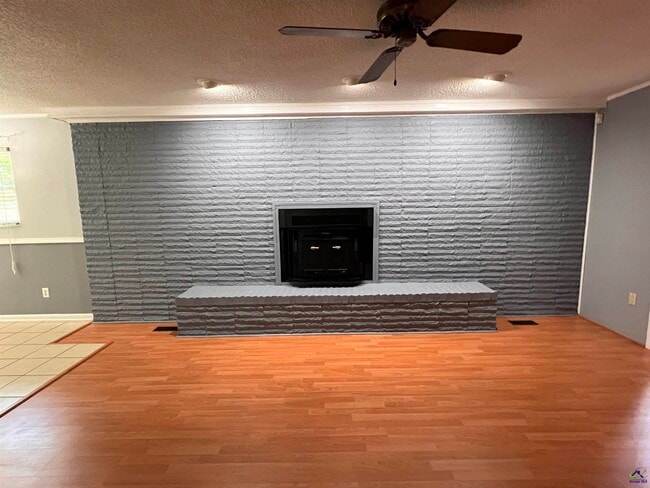Building Photo - 304 Lakeshore Dr