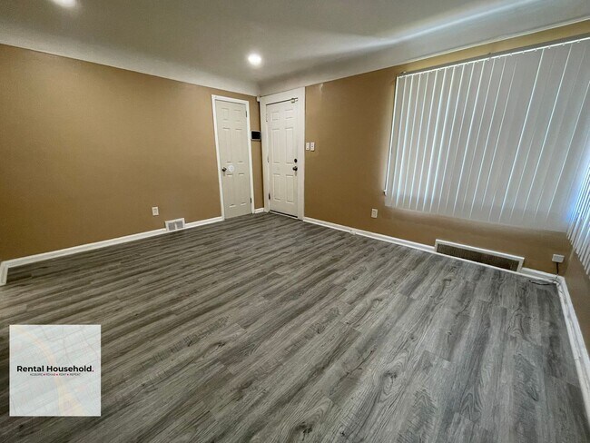 Building Photo - Charming & Beautifully Maintained 2-Bedroom Ranch Available Now!