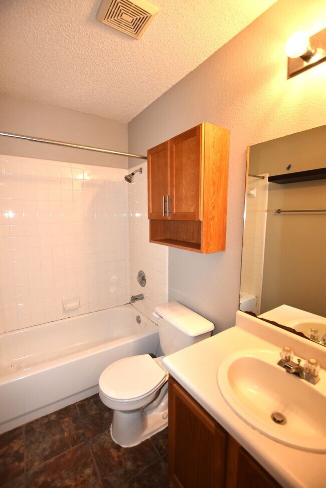 Building Photo - Cul-de-Sac Comfort + Backyard Bonus in Pfl...