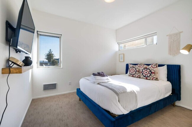 Building Photo - 2323 W Crockett St