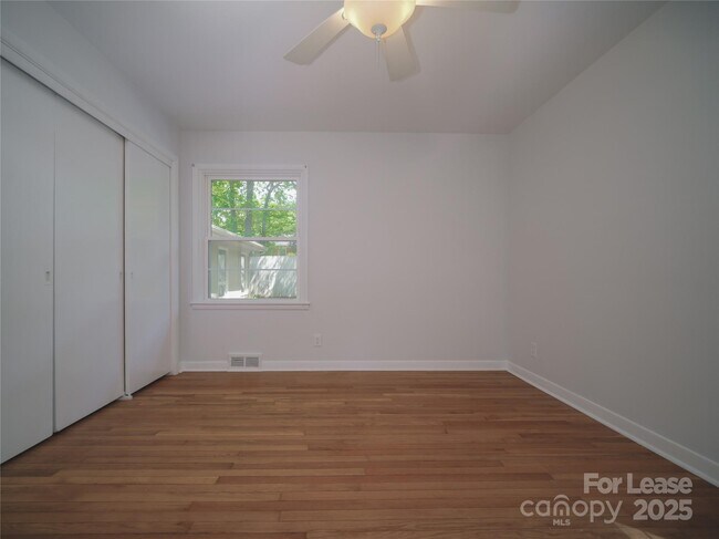 Building Photo - 1123 Lynbrook Dr