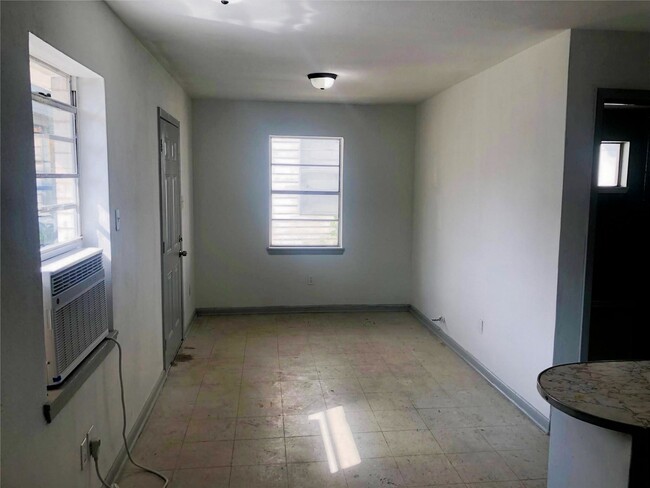 Building Photo - 404 James St