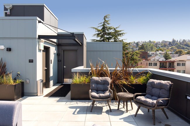 Building Photo - 2037 Yale