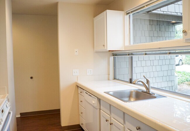 Building Photo - INCREDIBLE SPECIALS! Gorgeous & Bright 1-B...