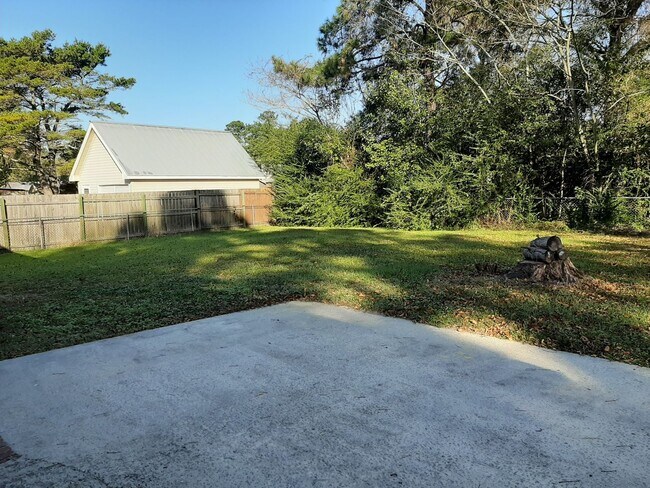 Building Photo - 3 Bedroom 2 Bath Ranch Home in the College Park Subdivision.