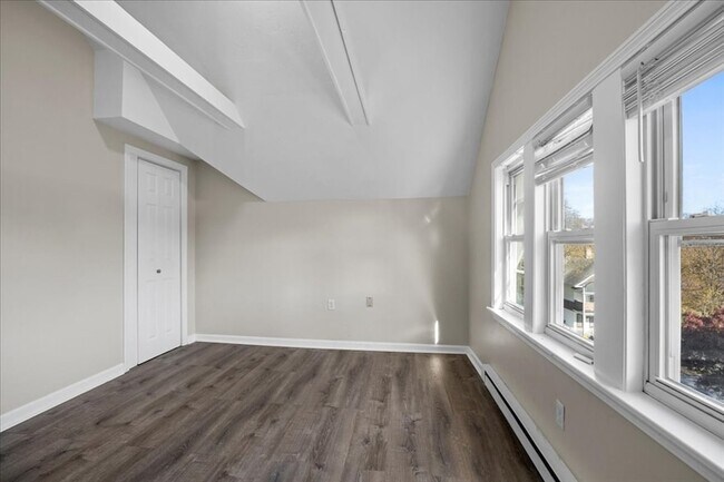 Building Photo - 15 Clearview Ave