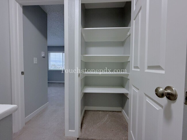 Building Photo - Newly Renovated 2-bedroom Apartment in Skylark Apartments