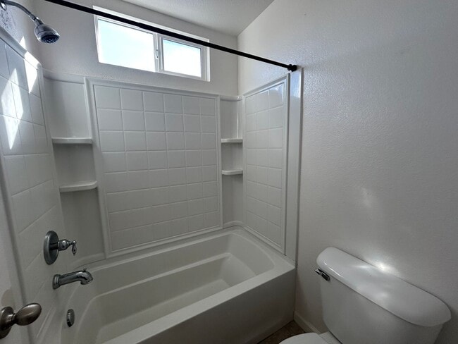 Building Photo - 212 Riverbend Ln