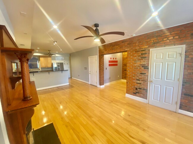 Building Photo - Mt Vernon Triangle Spacious 2 Bed 2.5 Bath...