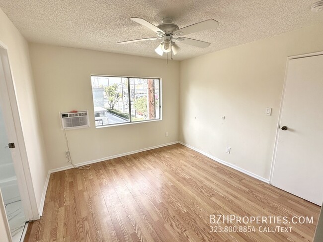 Building Photo - 2Bed 2Bath with Stainless Steel Appliances...