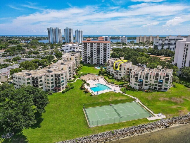 Building Photo - 372 Golfview Rd