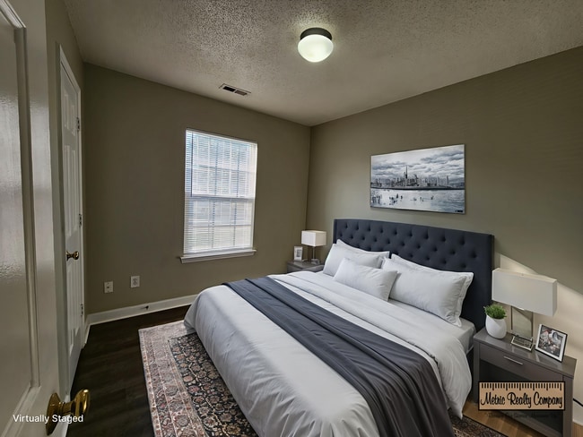 Building Photo - 3 Bedroom Home Near University Area