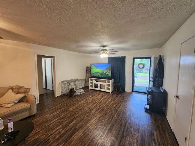 Building Photo - Darling Home in East Shawnee