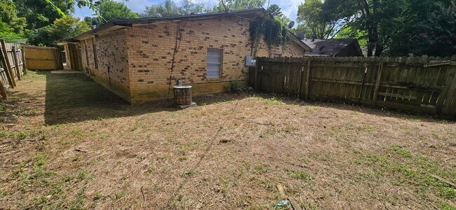 Building Photo - Coming Soon! Cozy 3 Bedroom Unit!