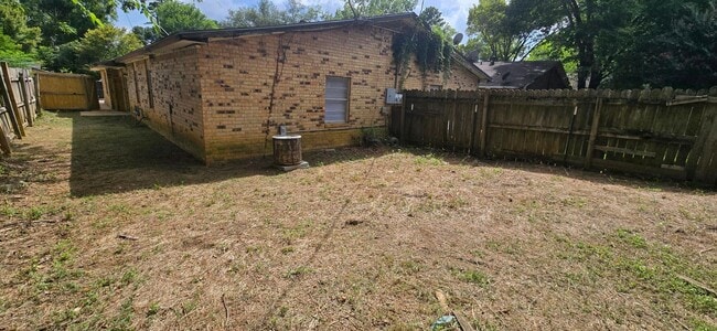 Building Photo - Coming Soon-Cozy 3 Bedroom Unit! Tour Today!