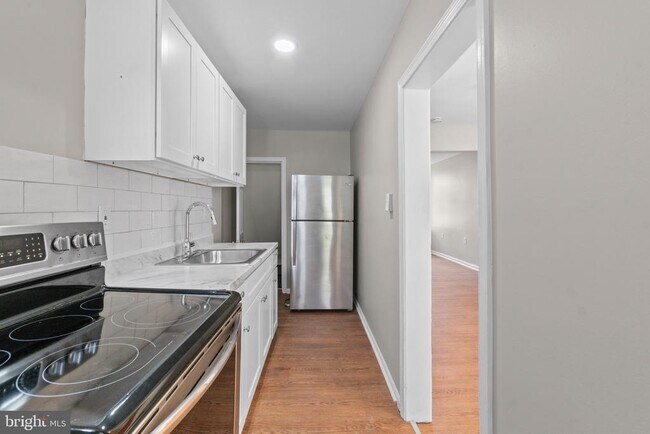 Building Photo - 3427 Ravenwood Ave