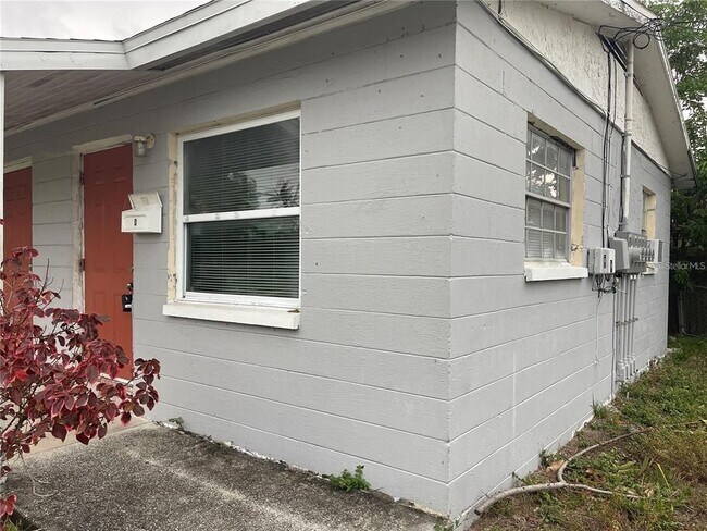 Building Photo - 843 Union St S