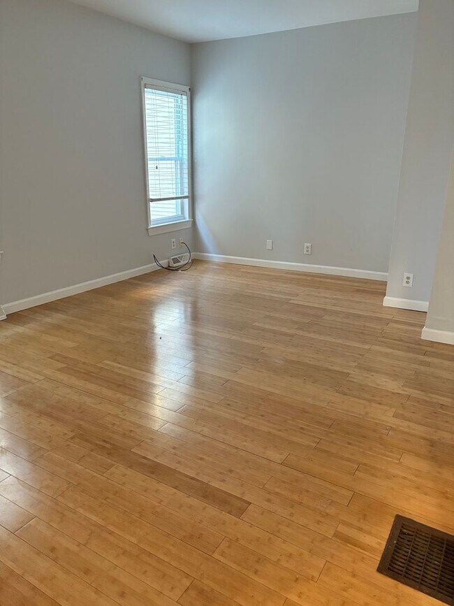 Building Photo - 10-12 Rockdale Ave