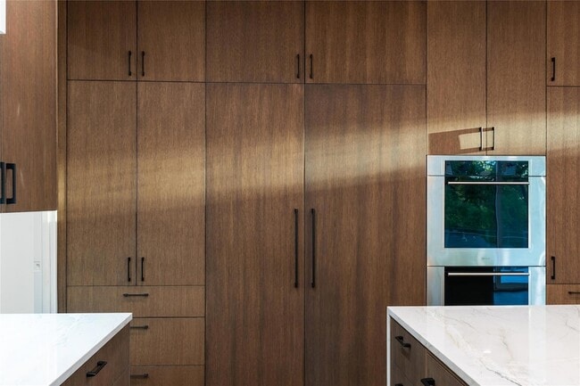 Building Photo - 2904 Westhill Dr